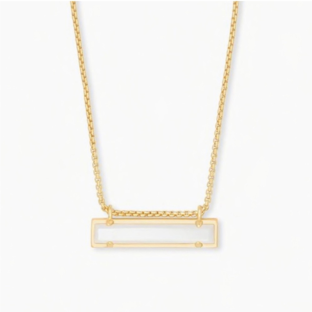 Kendra Scott Leanor Gold Pendant Necklace in White Pearl